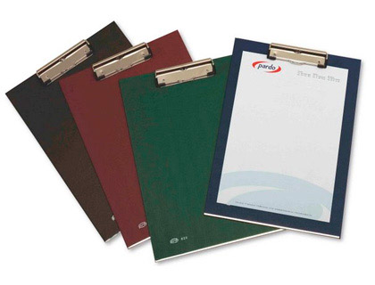 PORTANOTAS PARDO CARTON FORRADO PVC FOLIO CON PINZA METALICA BURDEOS